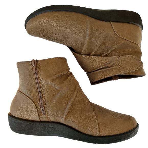 Clark's Cloudsteppers Sillian Tana Ankle Boots Ruched Size 8 Comfort Booties - Picture 1 of 16